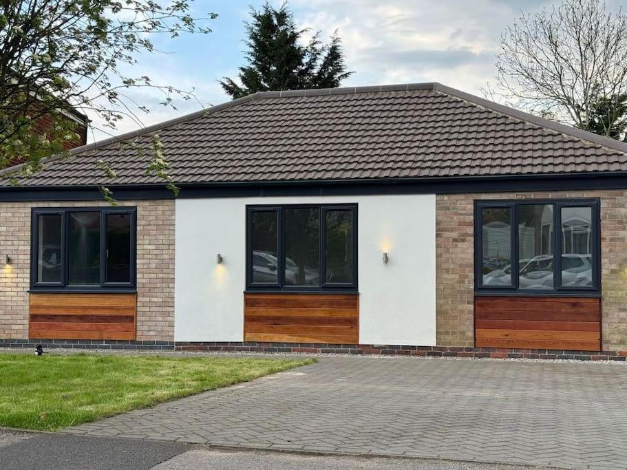 Brand New 4 Bed Deluxe Modern Villa - Sleeps 9 - Private Parking & Garden Nottingham Eksteriør billede